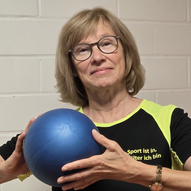 Simone Müller-Engelmann, Übungsleiterin beim KSB Gesundheitssport, mit Gymnastikball