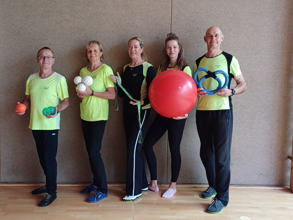 Das Team von KSB Gesundheitssport / Sporttherapie Dresden e.V. mit Trainingsgeräten in der Sporthalle